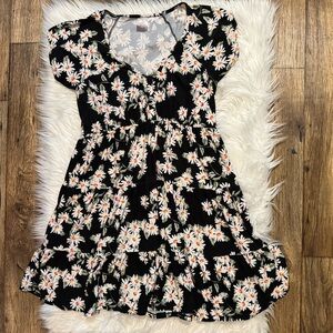 No Boundaries Black Daisy Floral Dress Juniors L 11-13 Short Sleeve Skater